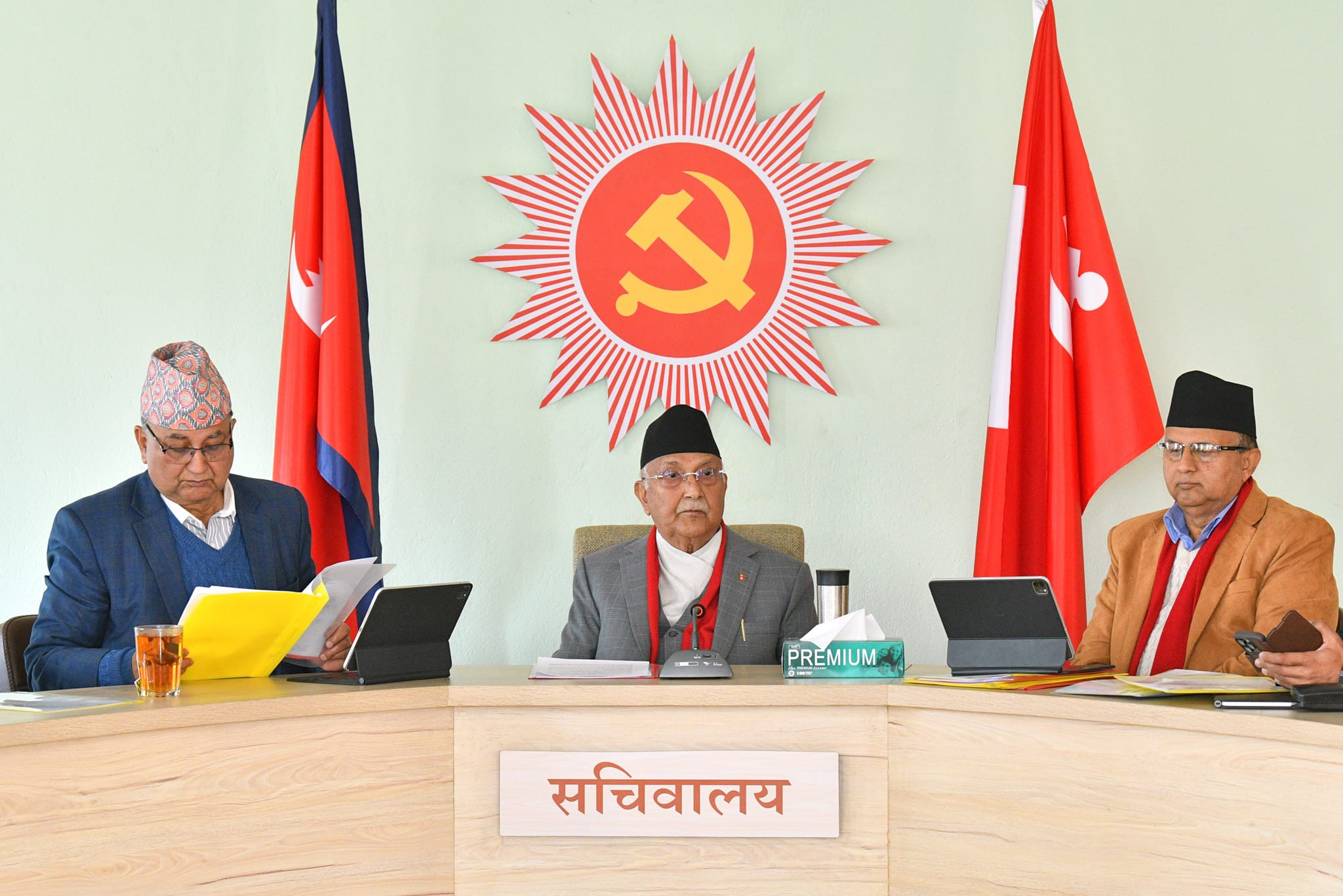 ओलीको डेरामा सुरु भयो एमाले सचिवालय बैठक